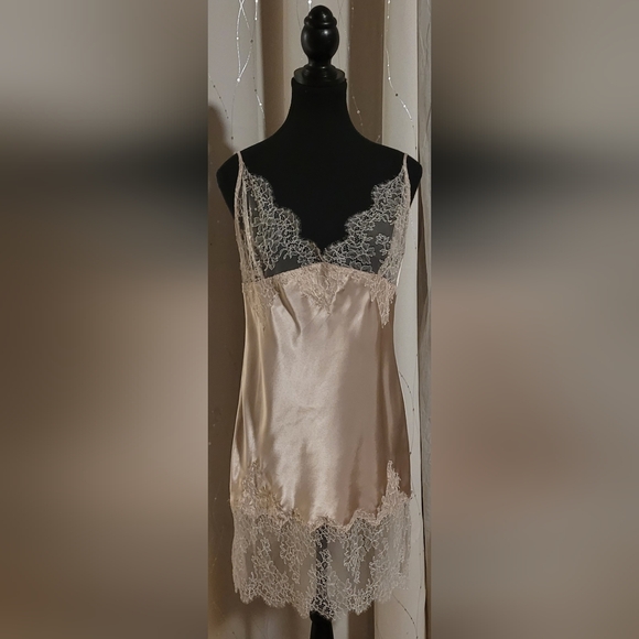 ​VTG 1996 Victoria's Secret Champagne Gold Satin & Eyelash Lace Slip - Large
